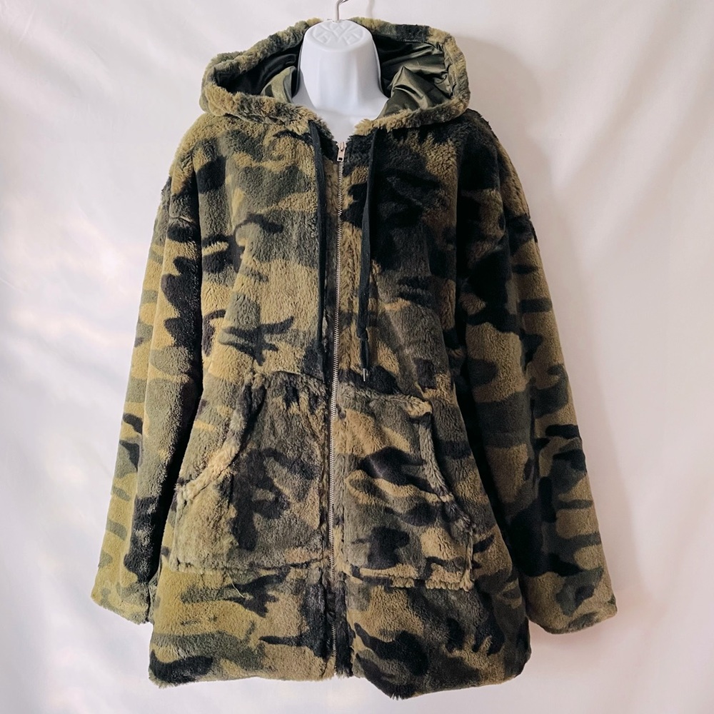 Wild honey fuzzy camo jacket size L.